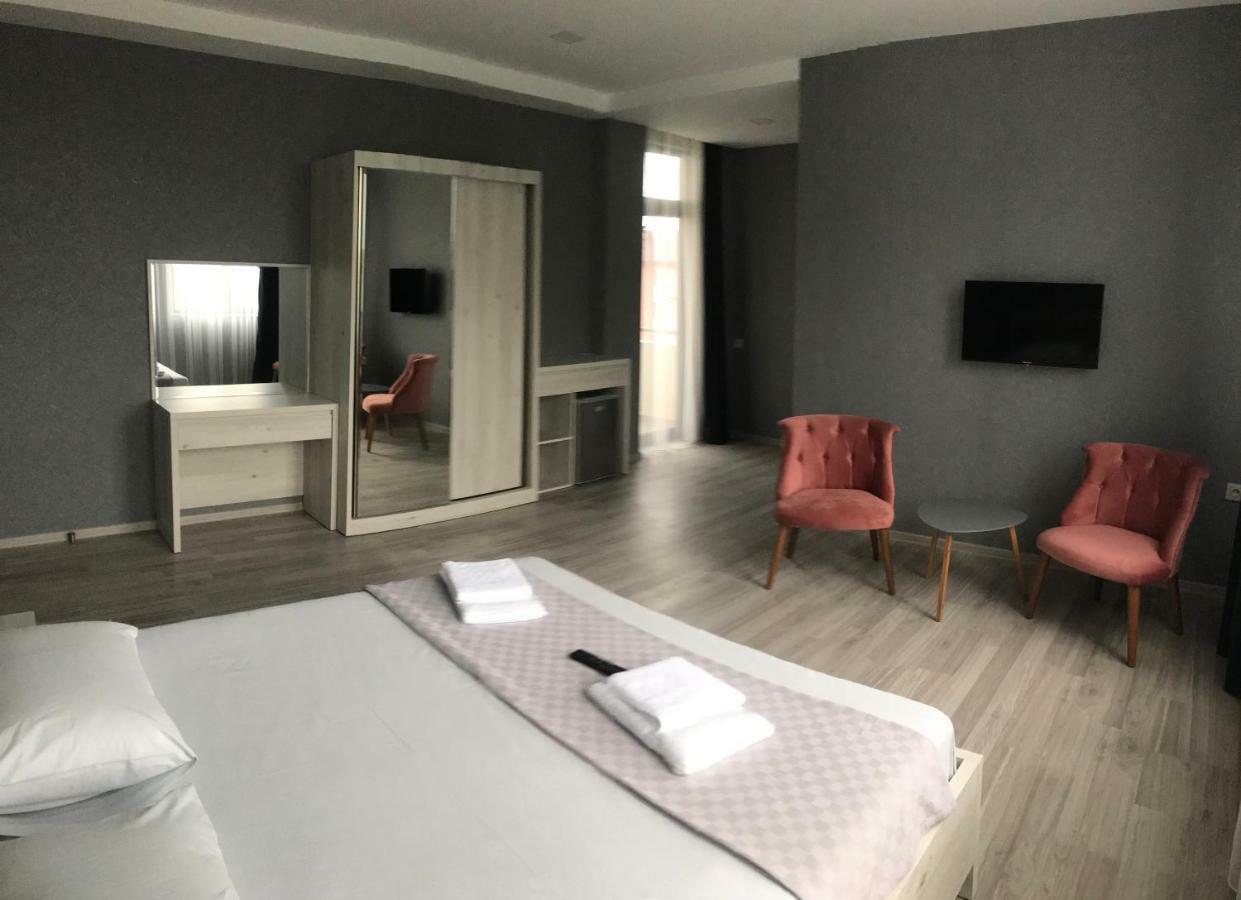 Hotel Fleur De Lis Gonio Bagian luar foto