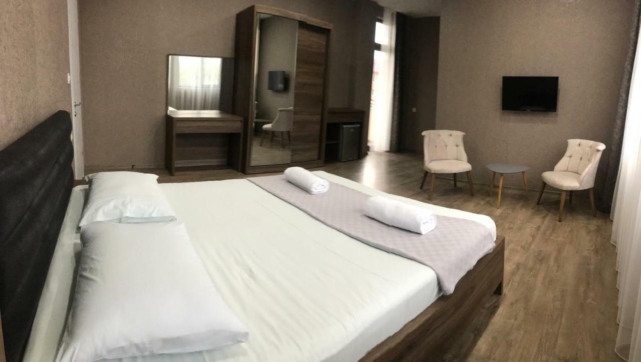 Hotel Fleur De Lis Gonio Bagian luar foto